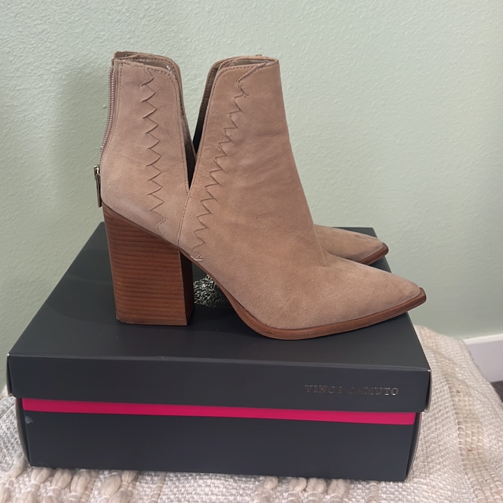 Vince Camuto Size 10 True Suede Tan Booties